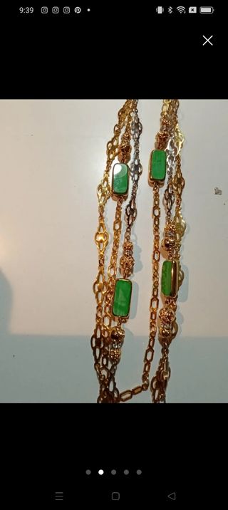 Collar dorado vintage con piedras verdes