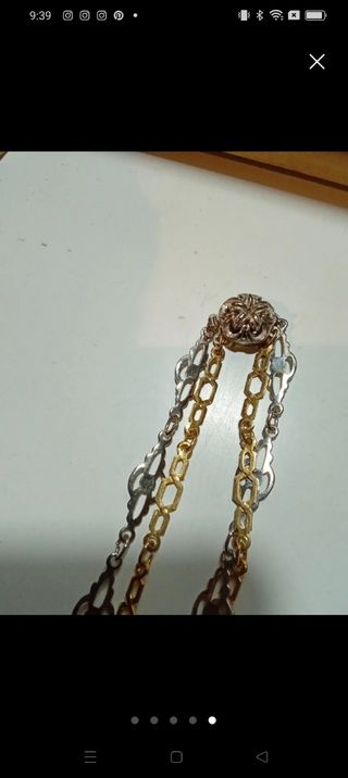 Collar dorado vintage con piedras verdes