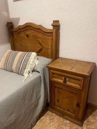 Cabecero y mesita de noche de madera maciza