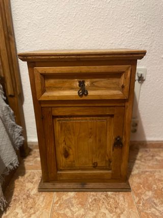 Cabecero y mesita de noche de madera maciza