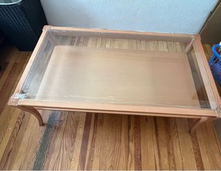Mesa de centro de madera con sobre de cristal