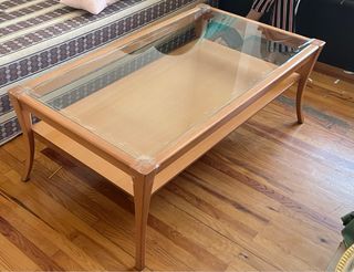 Mesa de centro de madera con sobre de cristal