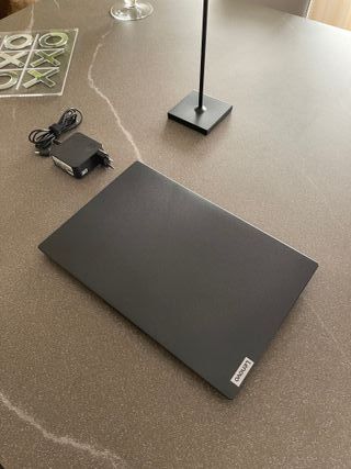Portátil Lenovo V15 negro