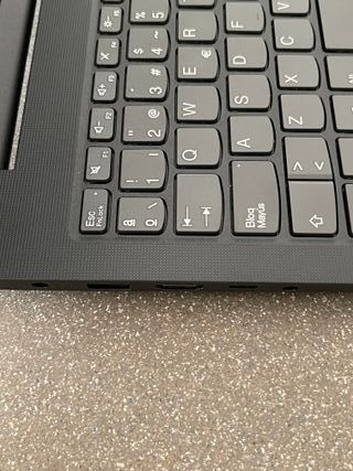 Portátil Lenovo V15 negro