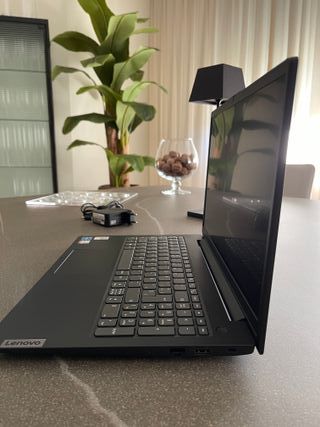 Portátil Lenovo V15 negro