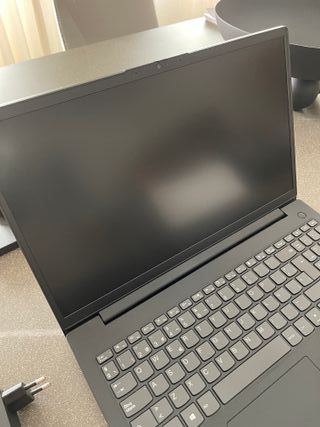 Portátil Lenovo V15 negro