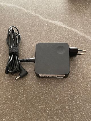Portátil Lenovo V15 negro