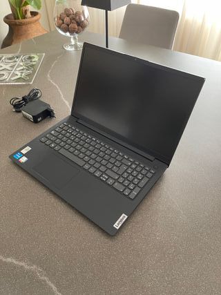 Portátil Lenovo V15 negro