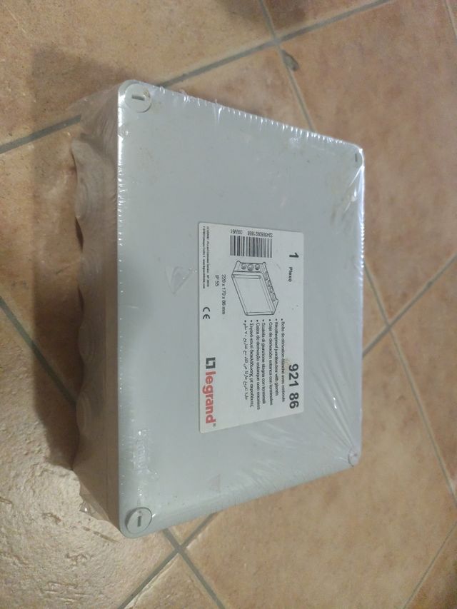 Caja eléctrica Legrand + 90 abrazaderas