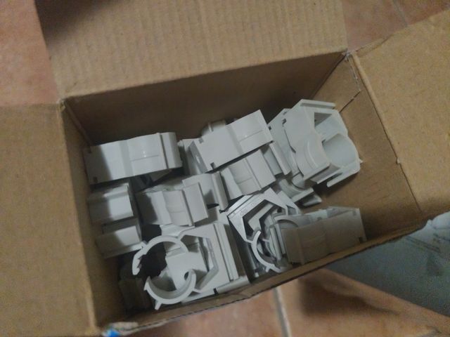 Caja eléctrica Legrand + 90 abrazaderas