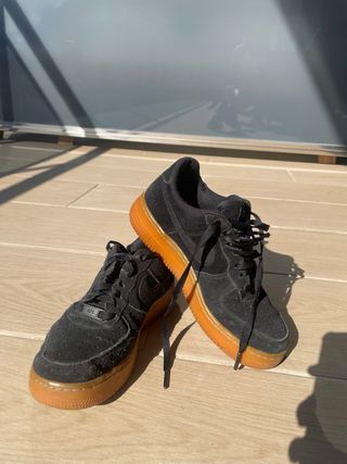 Nike Air Force 1, negro terciopelo y suela marrón