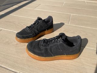 Nike Air Force 1, negro terciopelo y suela marrón