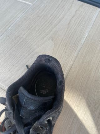 Nike Air Force 1, negro terciopelo y suela marrón