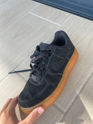 Nike Air Force 1, negro terciopelo y suela marrón