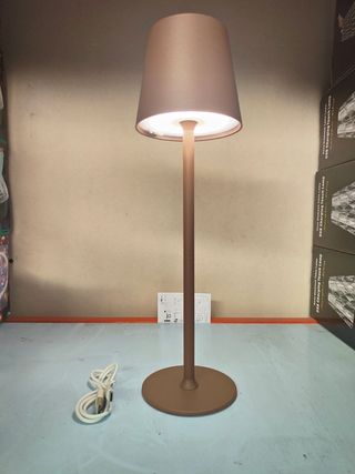 Lampada da tavolo LED marrone