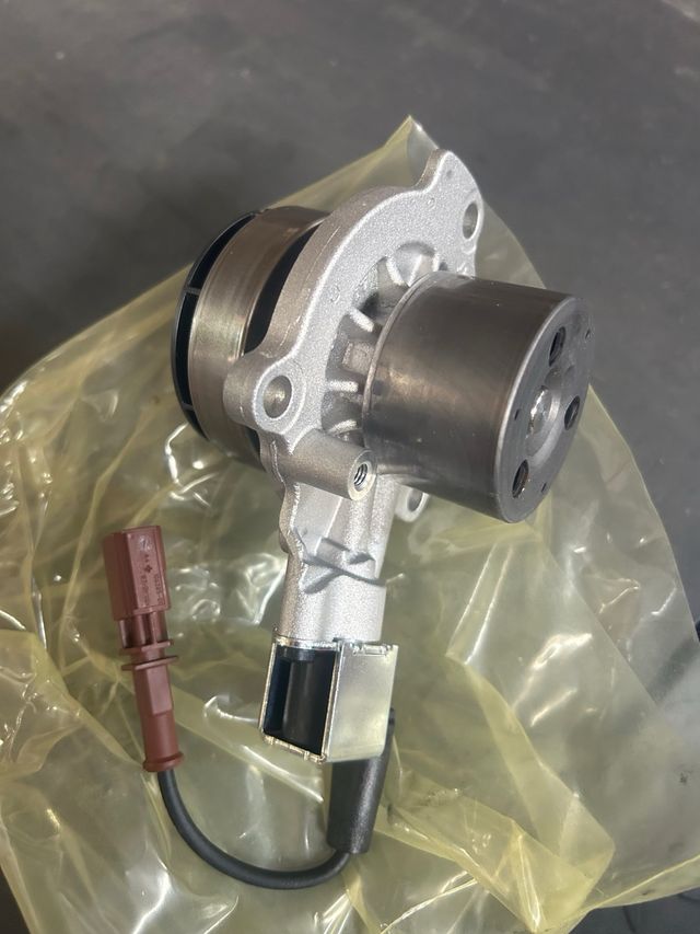 Bomba agua VAG original 04L121011N