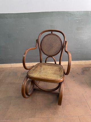 Mecedora vintage de madera y mimbre