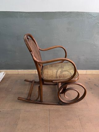 Mecedora vintage de madera y mimbre