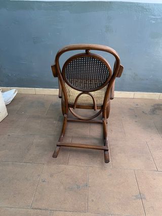 Mecedora vintage de madera y mimbre