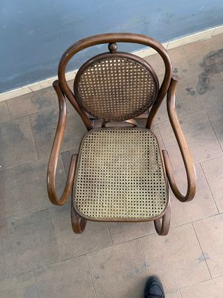Mecedora vintage de madera y mimbre