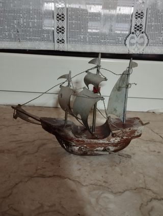 Barchetta antica in legno