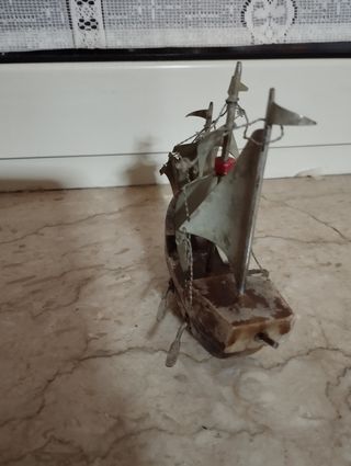 Barchetta antica in legno