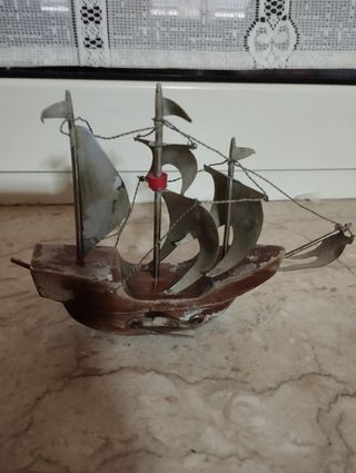 Barchetta antica in legno