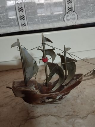 Barchetta antica in legno