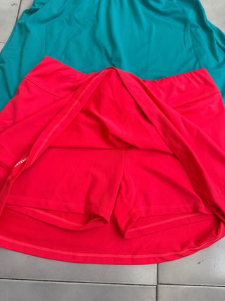 2 Faldas Artengo pádel/tenis rojas y verde agua