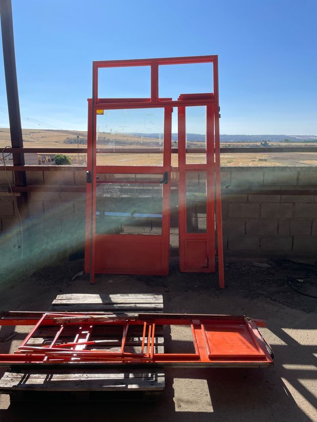 Puerta metálica roja - Exterior