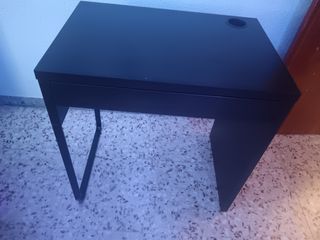 Escritorio negro.