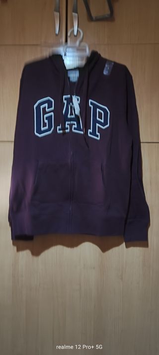 Sudadera GAP morada talla S podría pasar por una M