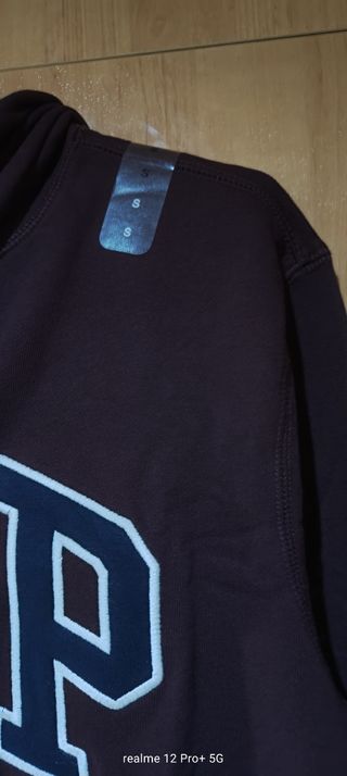 Sudadera GAP morada talla S podría pasar por una M