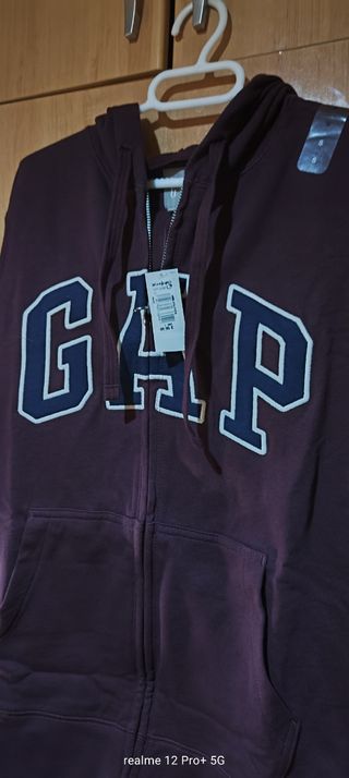 Sudadera GAP morada talla S podría pasar por una M