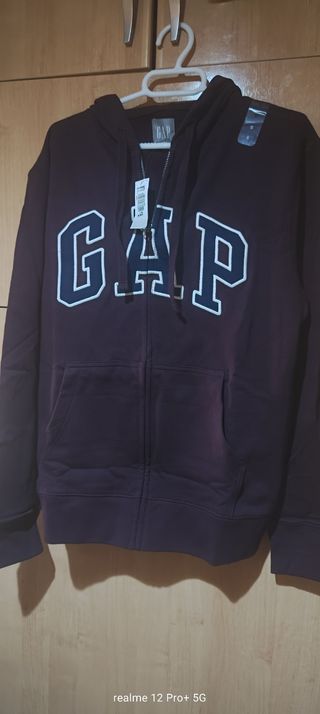 Sudadera GAP morada talla S podría pasar por una M