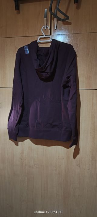 Sudadera GAP morada talla S podría pasar por una M