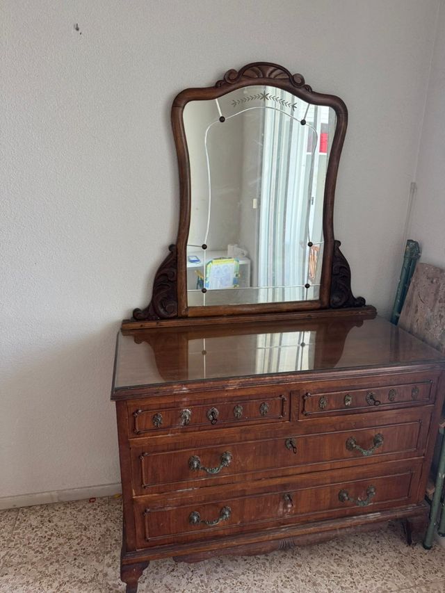 Tocador antiguo de madera con espejo