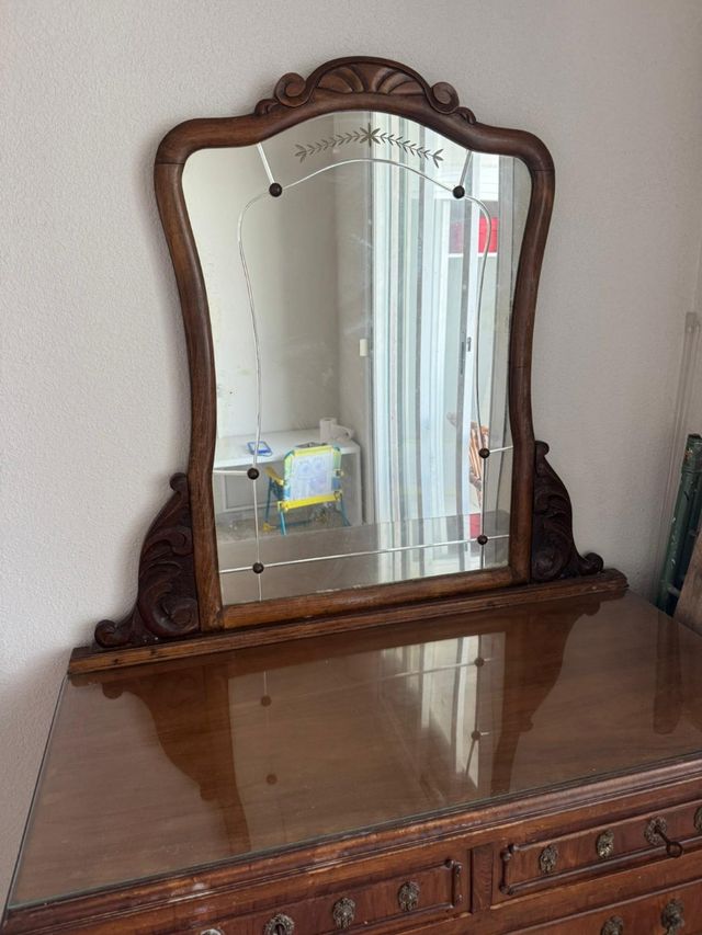 Tocador antiguo de madera con espejo