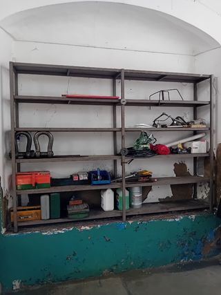 Estantería metálica gris