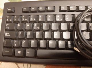 Teclado HP negro junto a su ratón 