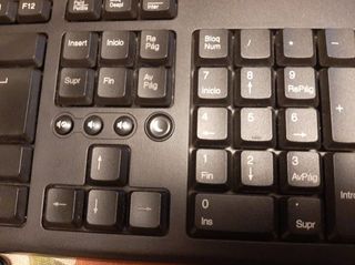 Teclado HP negro junto a su ratón 