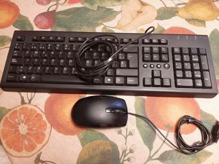 Teclado HP negro junto a su ratón 