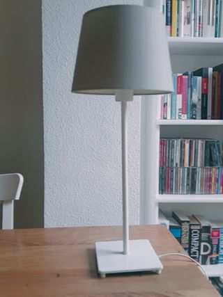 Lámpara de mesa moderna 

