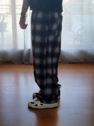 Pantalones grises a cuadros