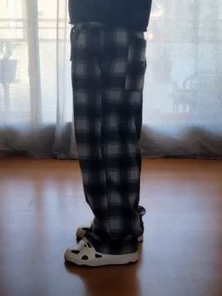 Pantalones grises a cuadros