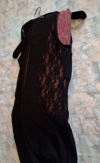 Abito nero con particolari  in pizzo 