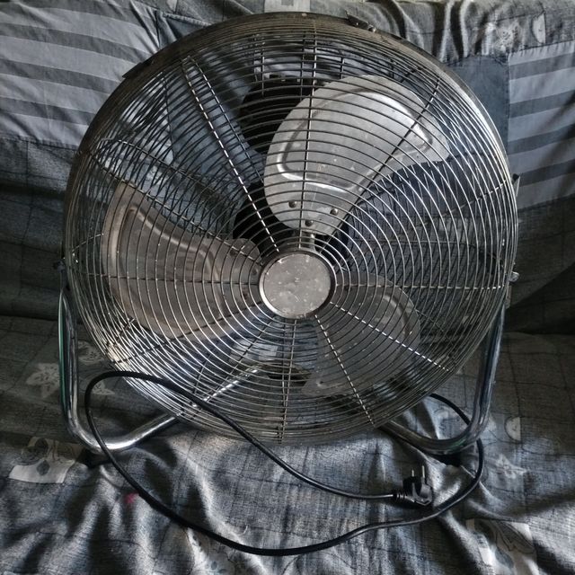 Ventilador metálico plateado