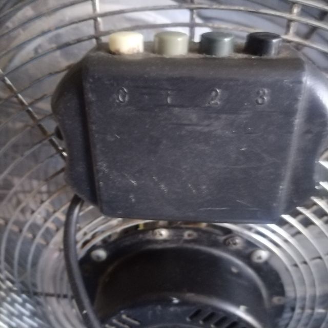 Ventilador metálico plateado