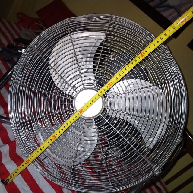 Ventilador metálico plateado
