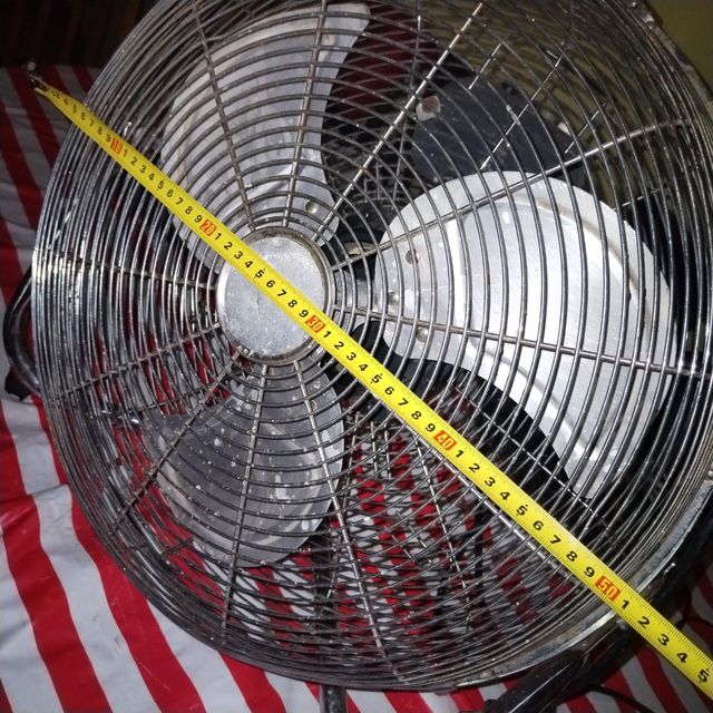 Ventilador metálico plateado